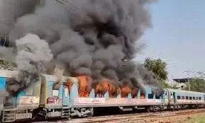 Delhi: ताज एक्सप्रेस के 3 डिब्बों में लगी आग , कोई हताहत नहीं