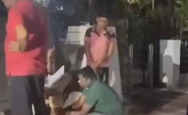 Pune: पुलिसकर्मी को मसाज करवाने का वीडियो वायरल, पुलिस कमिश्नर ने दी सफाई