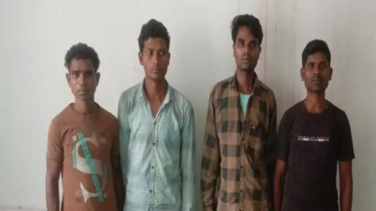 Naxalite surrender: 12 नक्सलियों ने किया आत्मसमर्पण