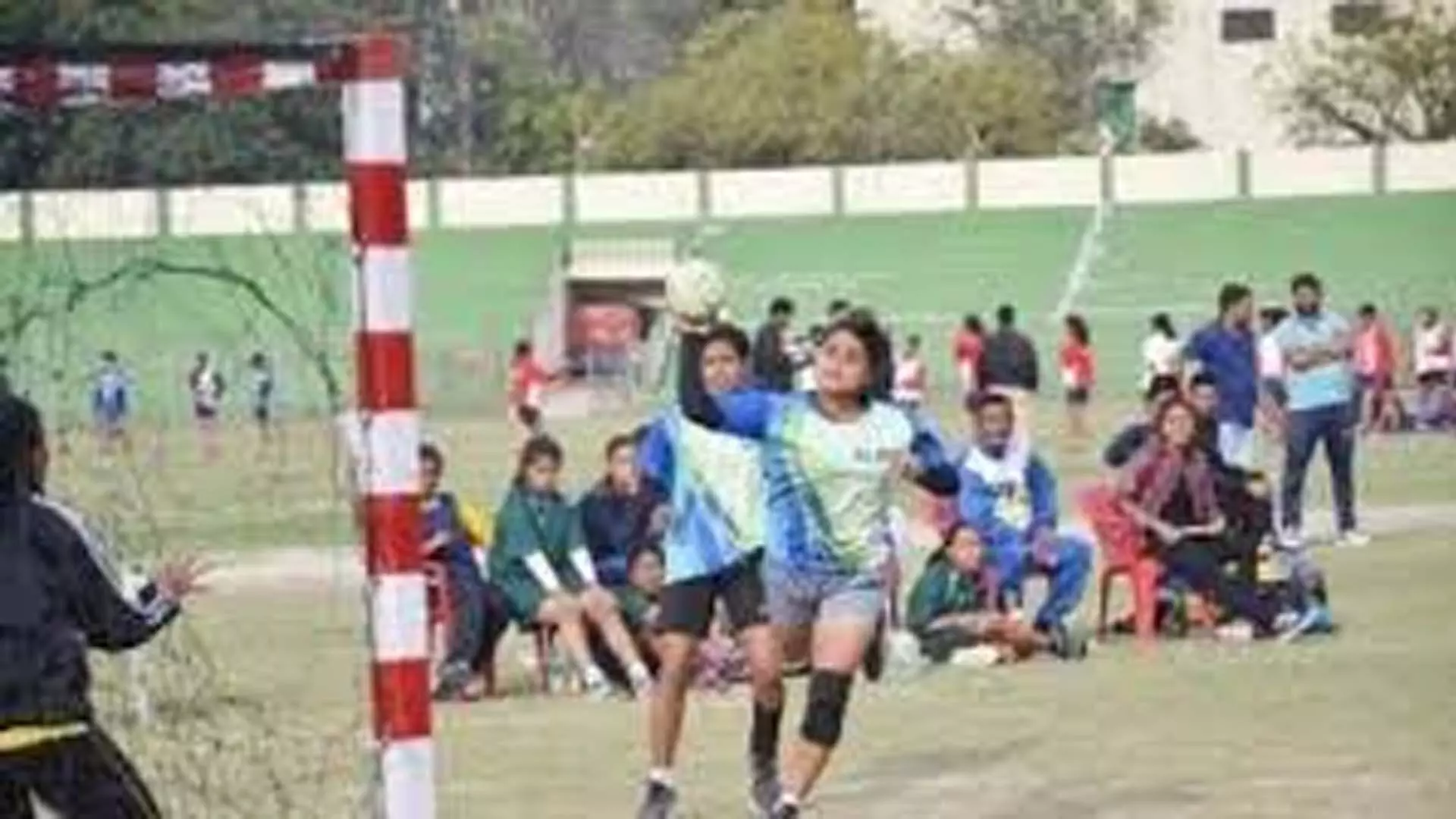 Ganderbal: वाईएसएस गंदेरबल ने लड़कियों के लिए रोमांचक अंतर-विद्यालय हैंडबॉल प्रतियोगिता आयोजन किया