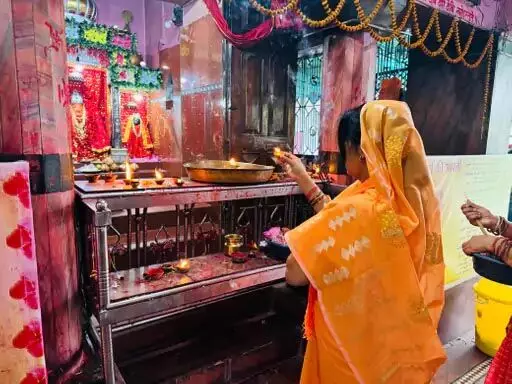 Lok Sabha candidate कमलेश जांगड़े ने हनुमान मंदिर और जैतखंभ में पूजा अर्चना की