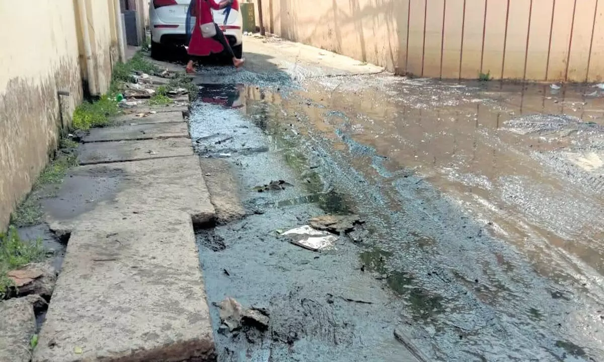 Odisha News: कटक शहर में बारिश के कारण गाद हटाने में बाधा उत्पन्न होने से नागरिक अव्यवस्था