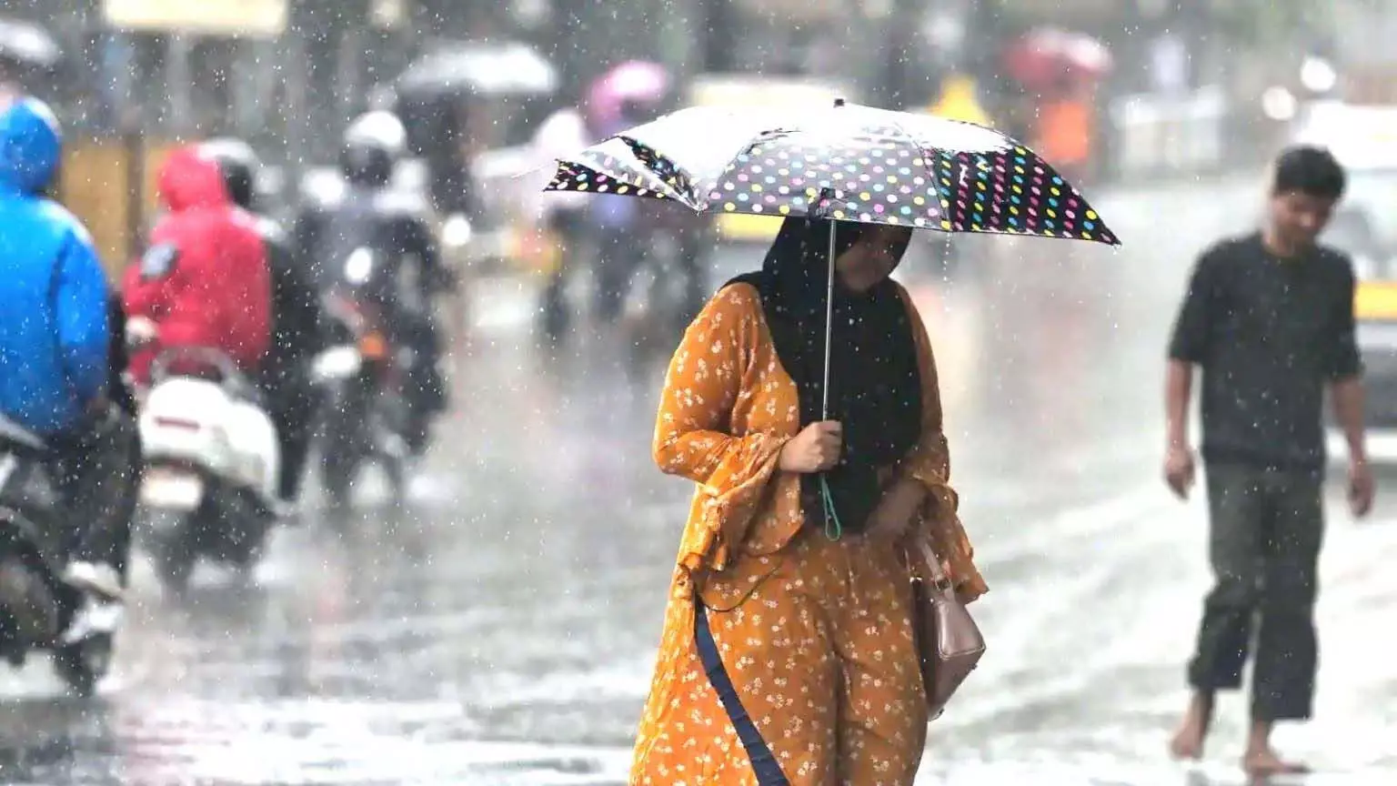 Baarish ने दिलाई प्रचंड गर्मी से राहत