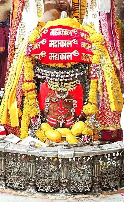 Ujjain  :  त्रिपुंड भस्मारती लगाकर दिए दर्शन महाकाल , रुद्राक्ष की माला से हुआ शृंगार