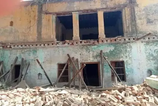 Noida: नवादा गांव में 60 साल पुरानी बारात घर की जर्जर बिल्डिंग अचानक गिरी