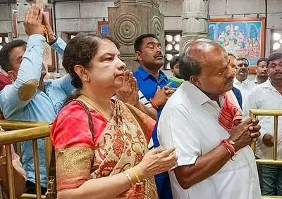 Karnataka: कुमारस्वामी के मांड्या में बढ़त लेने पर हिंदुत्व संगठनों ने भारत माता की पूजा की