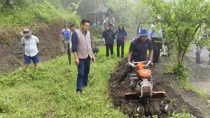 Nagaland News:  यंतन ने स्थानीय किसानों से बातचीत की