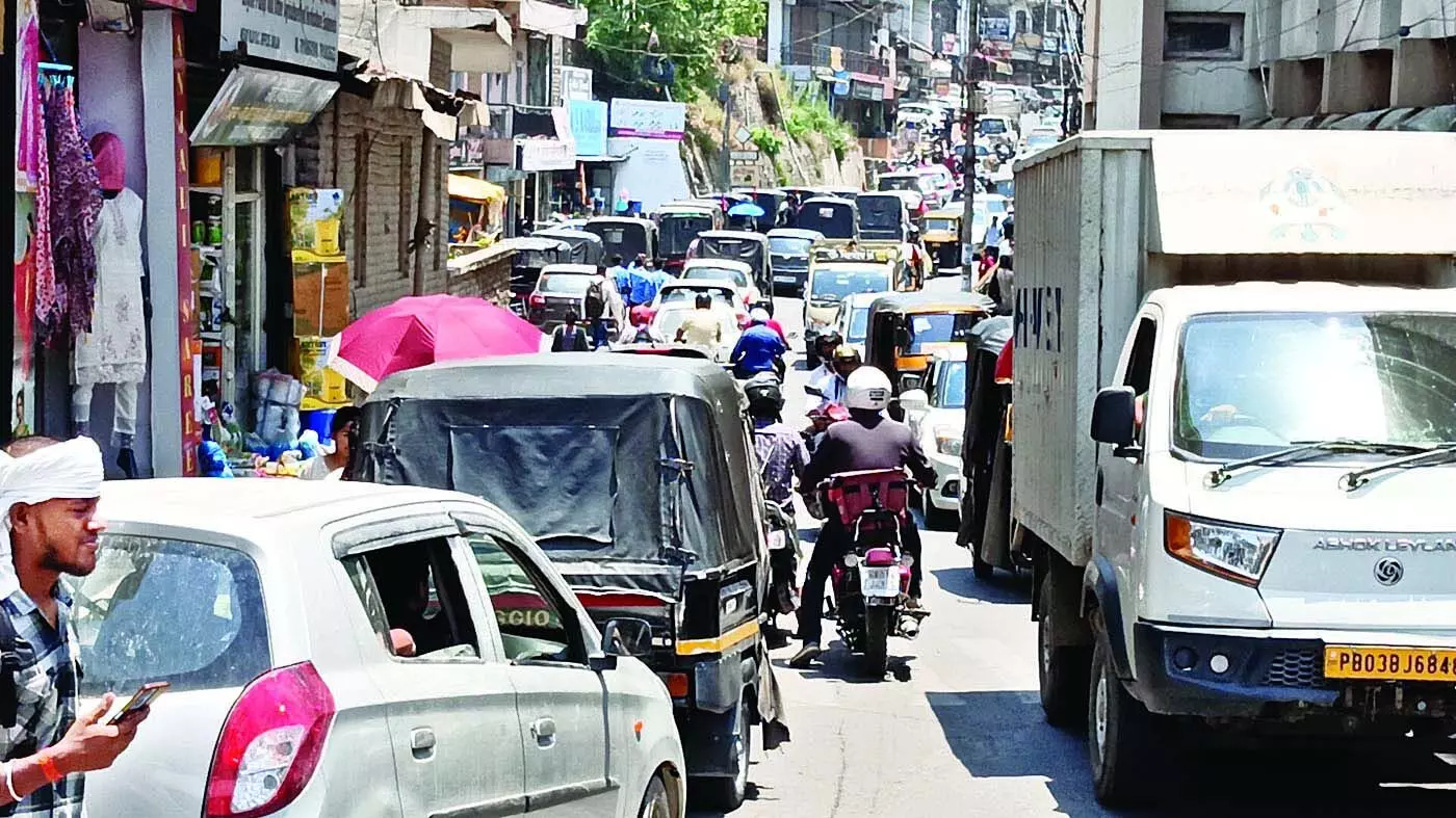 Himachal: दो दिन की छुट्टी के बाद शहर जाम