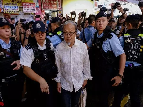 Hong Kong police ने तियानमेन स्क्वायर नरसंहार की बरसी से कुछ घंटे पहले स्ट्रीट आर्टिस्ट को गिरफ्तार किया