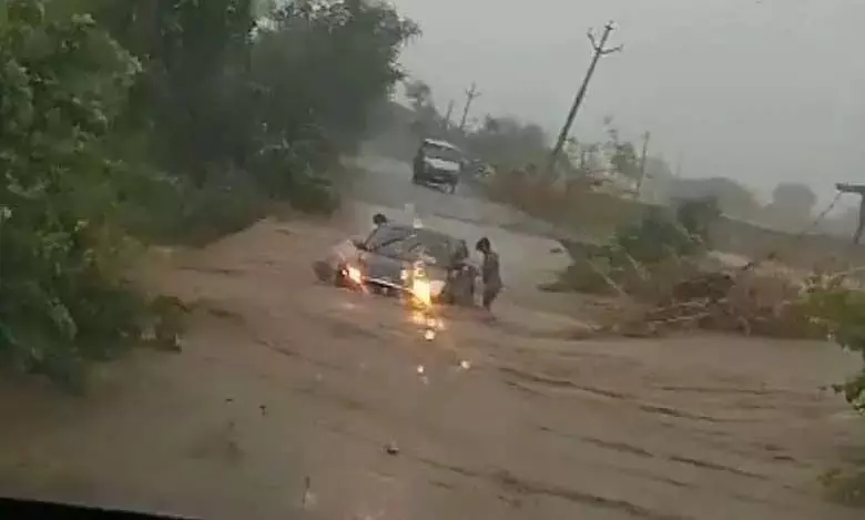 Telangana: भारी बारिश में कार बह जाने से 4 लोगों की जान बचाई गई