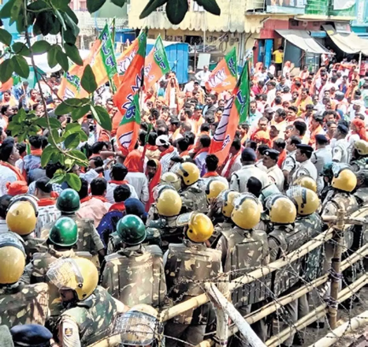 Odisha News: भाजयुमो सदस्यों ने डीजीपी कार्यालय का घेराव किया, बीजद विधायक की गिरफ्तारी की मांग