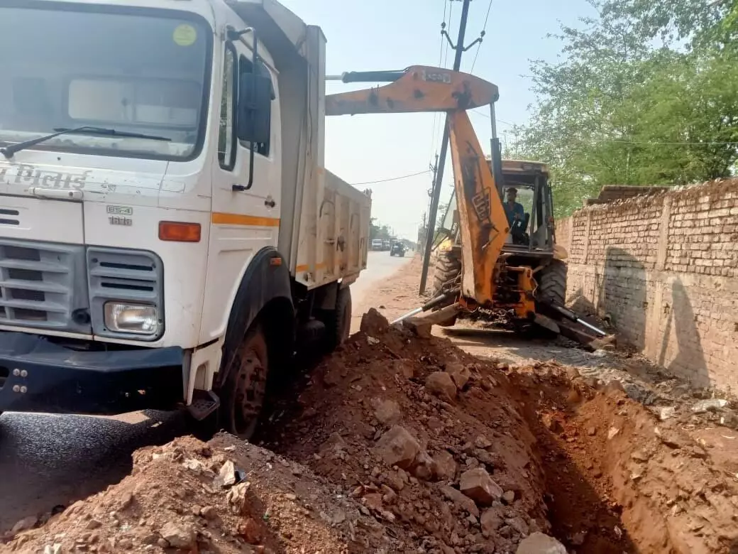 Construction of raw drains: वर्षा का पानी सुचारू रूप से बड़े नालो में जाये