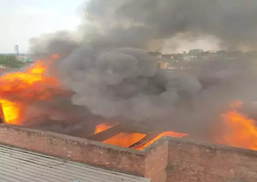 Fire News: शॉर्ट सर्किट से तीन मंजिला फर्नीचर गोदाम में लगी आग, मचा हड़कंप