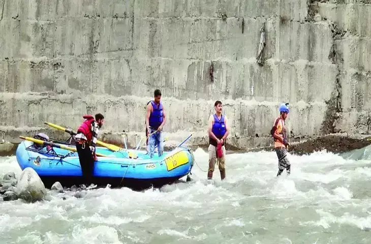 Manali: सेल्फी लेते समय दो पर्यटक ब्यास नदी में बहे
