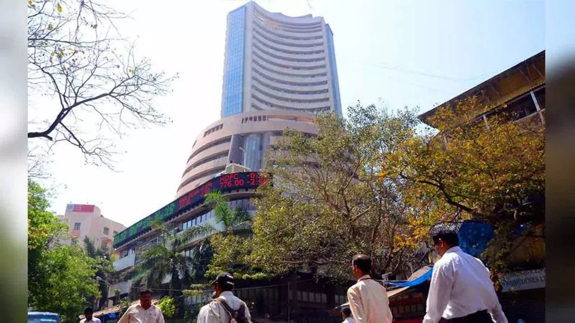 Mumbai news:  सेंसेक्स में 3,690 अंकों की गिरावट, निवेशकों की 26 लाख करोड़ रुपये की संपत्ति डूबी