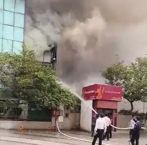 Ghaziabad: गाजियाबाद के क्रॉसिंग रिपब्लिक के ग्लास गेट पर लगी भीषण आग