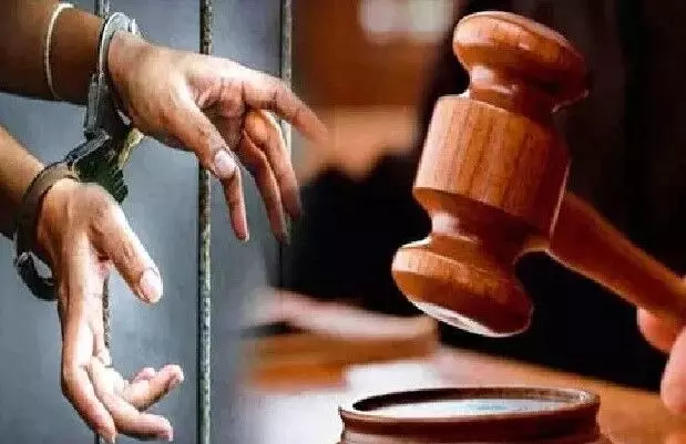 Indore: अदालत ने 14 वर्षीय बालिका से दुष्कर्म करने वाले सौतेले पिता को 20 वर्ष की सजा सुनाई