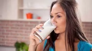 Morning milk: जानिए सुबह दूध में ऐसा क्या डालकर खाएं कि शरीर को भरपूर ऊर्जा मिले