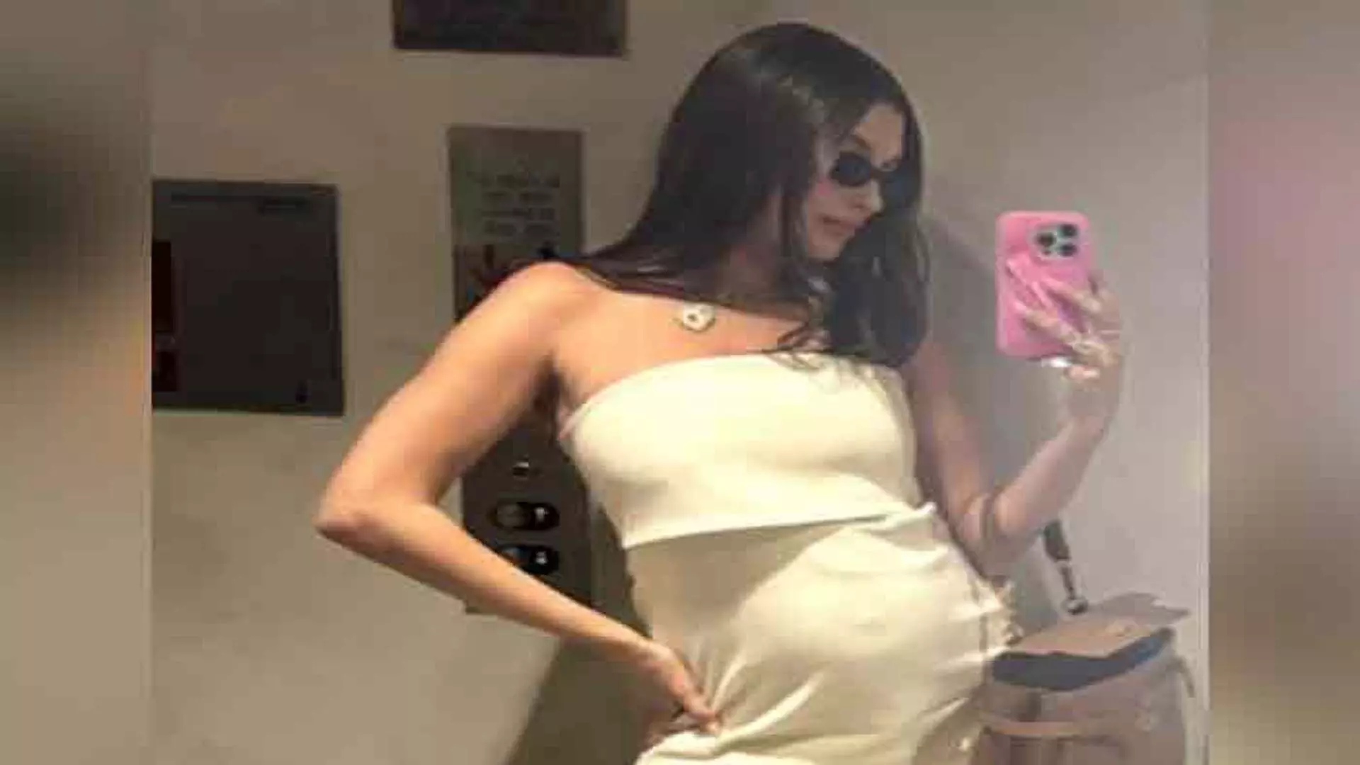 Hailey Bieber ने मिरर सेल्फी में दिखाया बेबी बंप, मां बनने के लिए दिखीं पूरी तरह तैयार