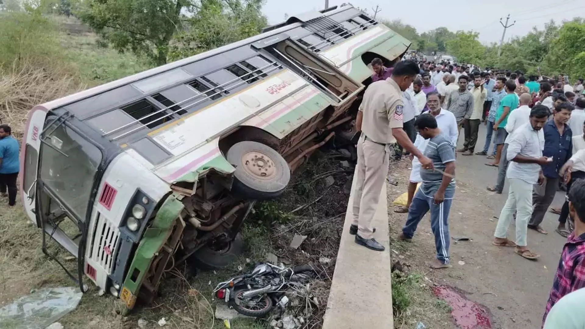 Vikarabad में TSRTC बस पलटने से 10 से अधिक यात्री घायल