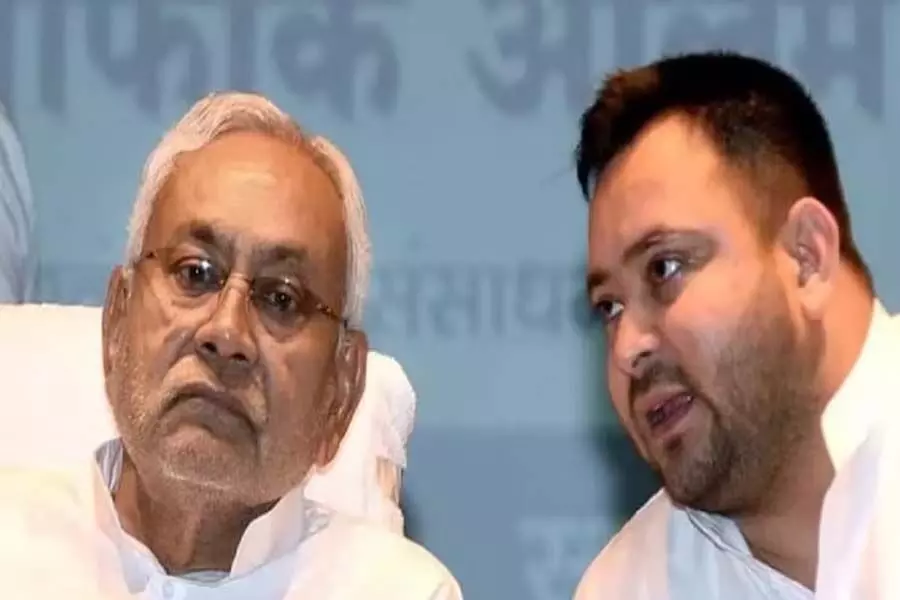 Bihar : प्लेन में दिखे नीतीश-तेजस्वी एक साथ