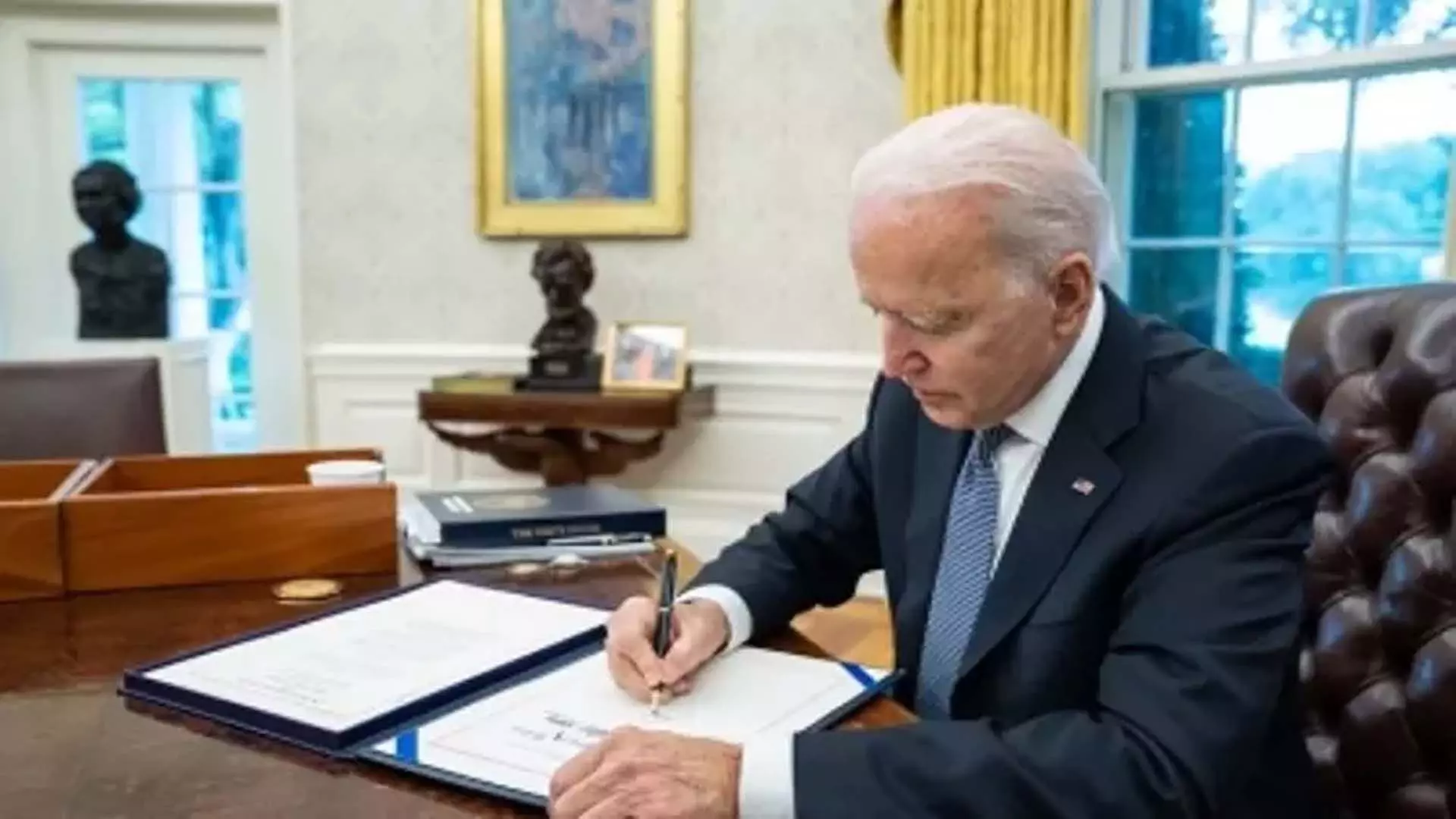 Biden ने अप्रवासियों द्वारा अवैध सीमा पार करने पर रोक लगाने के लिए कार्यकारी आदेश पर किए हस्ताक्षर