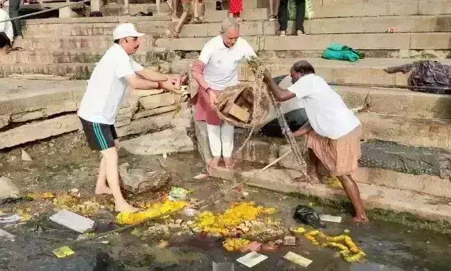 Varanasi: नमामि गंगे के सदस्यों ने विश्व पर्यावरण दिवस पर गंगा नदी की सफाई की
