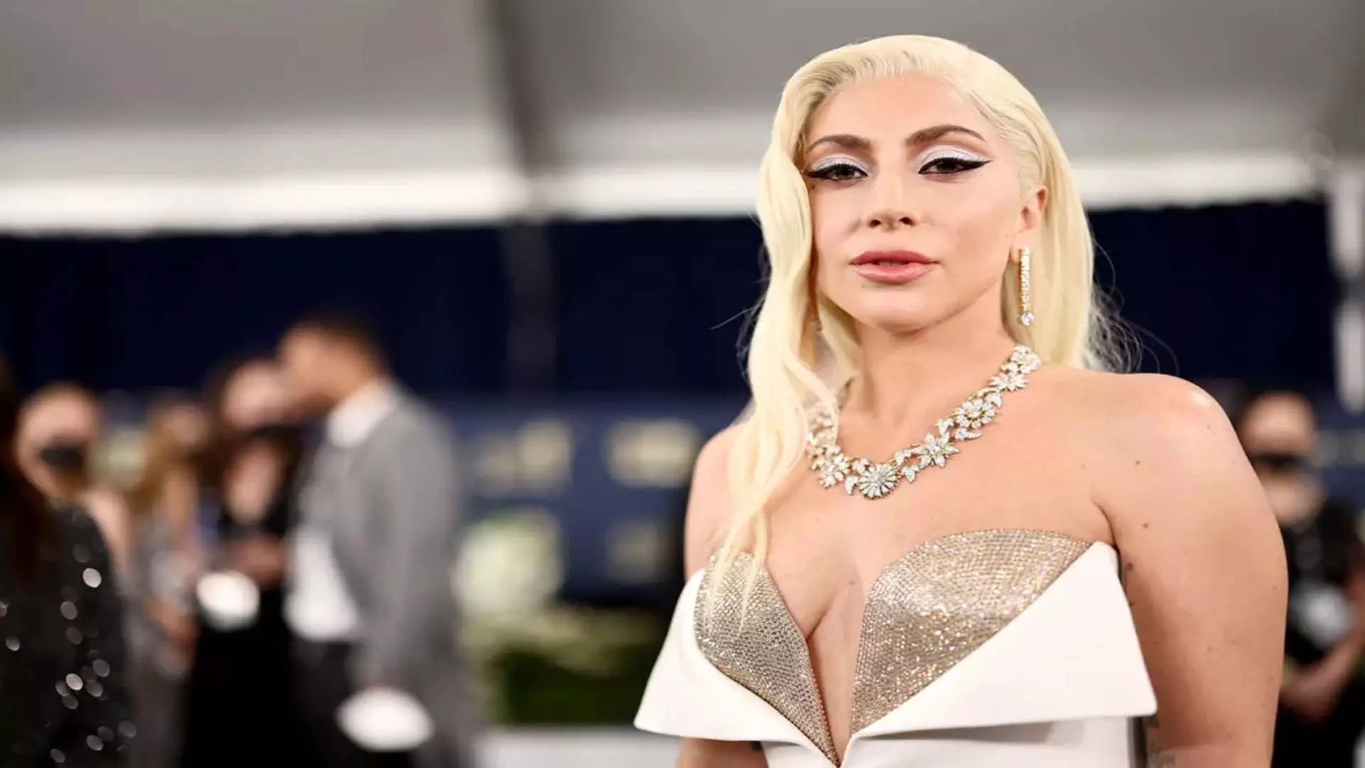 Lady Gaga ने टेलर स्विफ्ट के डाउन बैड के साथ प्रेग्नेंसी की अफवाहों को किया खारिज