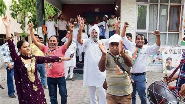 Chandigarh: चंडीगढ़ में कांग्रेस भवन में समर्थकों ने जश्न मनाया