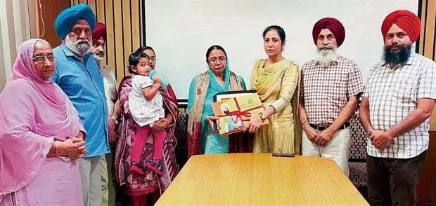 Punjab News: लेखक कांग के परिजनों द्वारा जीएनडीयू अध्ययन केंद्र को पुस्तकें भेंट की