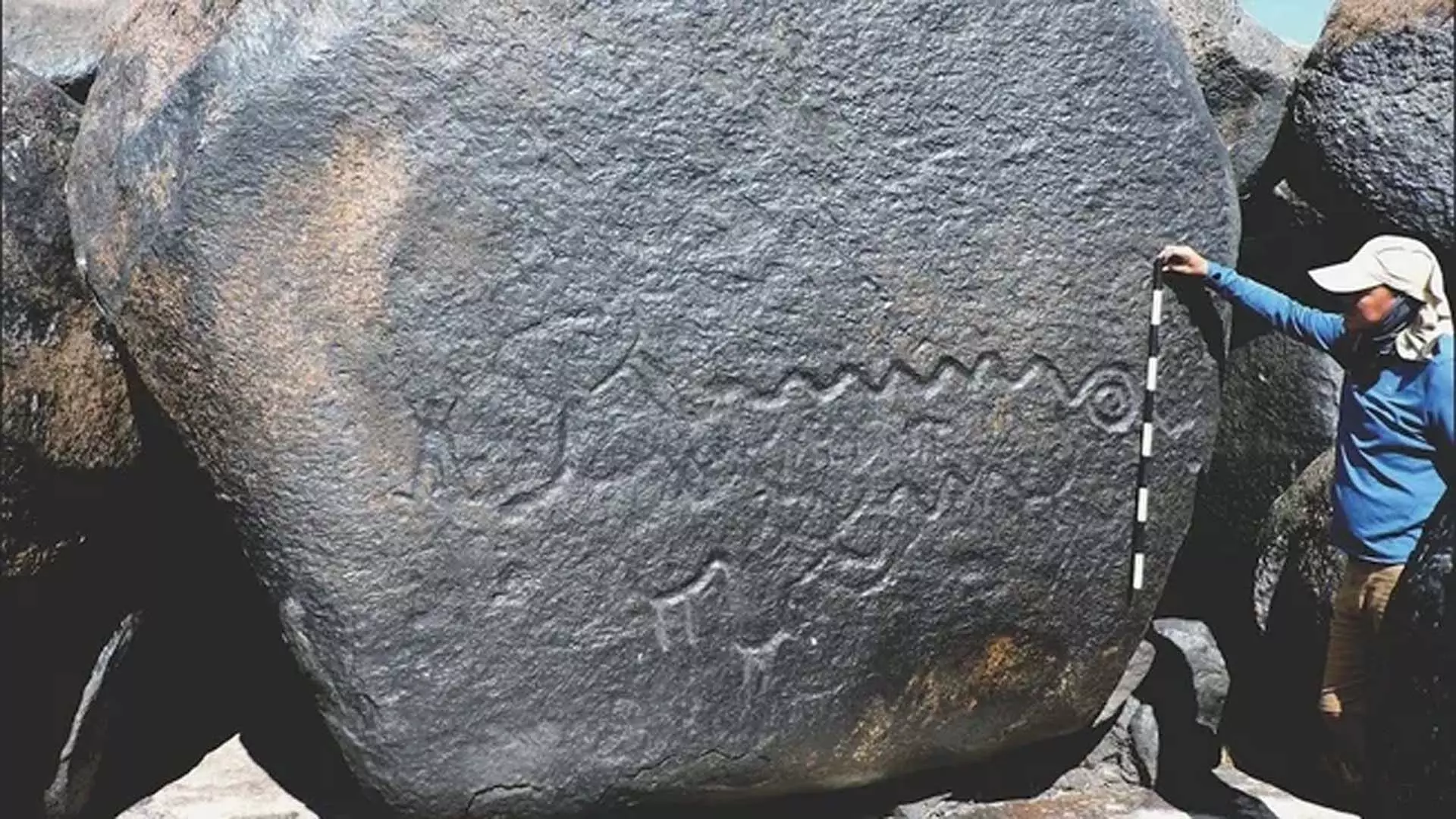 SCIENCE: 2,000 साल पुरानी चट्टान कलाकृतियाँ, जिनमें लगभग 140 फुट लंबा साँप भी शामिल
