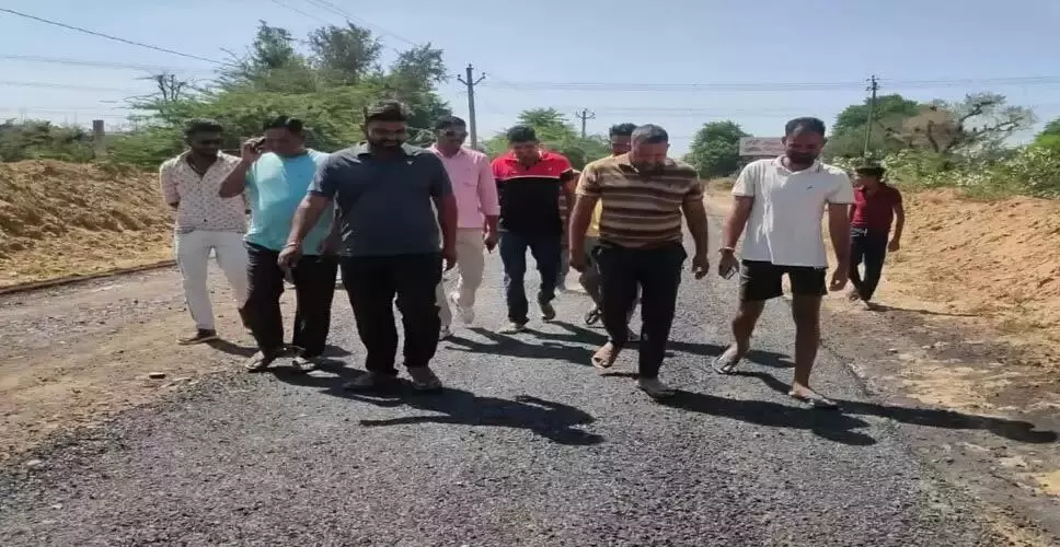 Jhunjhunu घटिया सडक़ निर्माण को लेकर ग्रामीणों में रोष