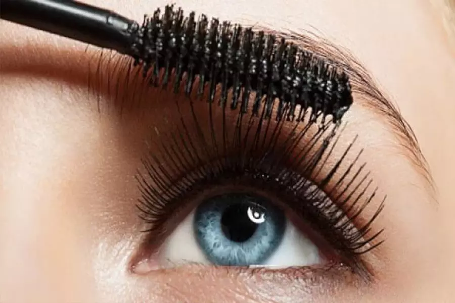 Makeup Hacks: पलकों पर लगे ज्यादा मस्कारा को हटाने के लिए फॉलो करें ये टिप्स