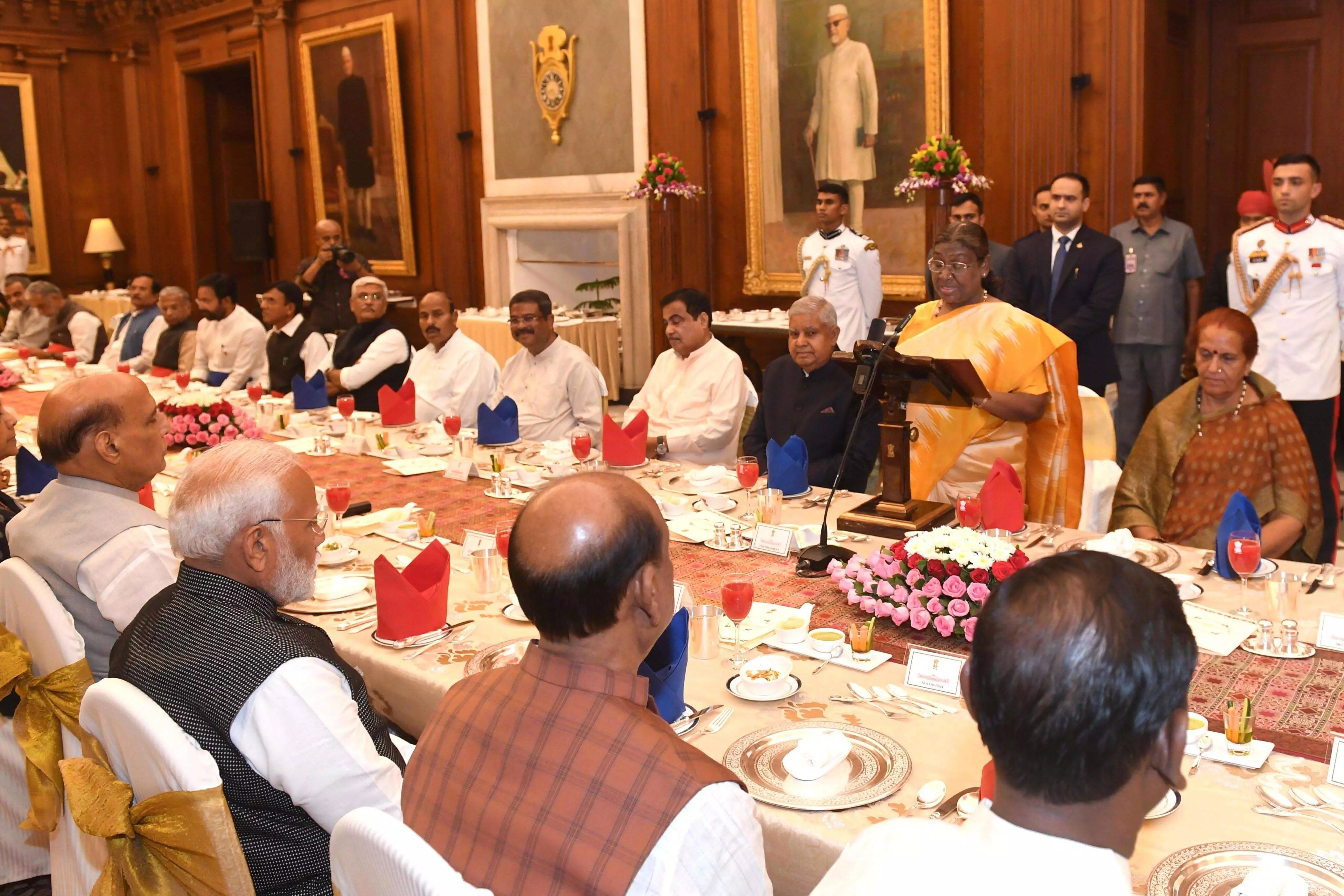 PM मोदी ने राष्ट्रपति के साथ किया रात्रिभोज