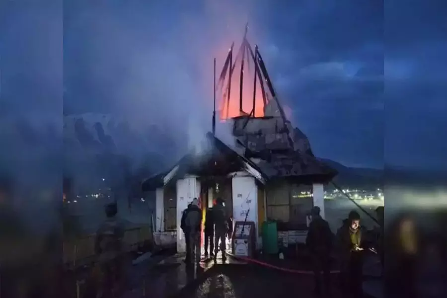 Jammu and Kashmir : 106 साल पुराना शिव मंदिर जलकर हुआ खाक