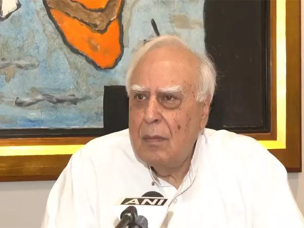 Kapil Sibal ने पीएम मोदी पर कसा तंज, कहा- गठबंधन इंसानों से बना है, भगवानों से नहीं