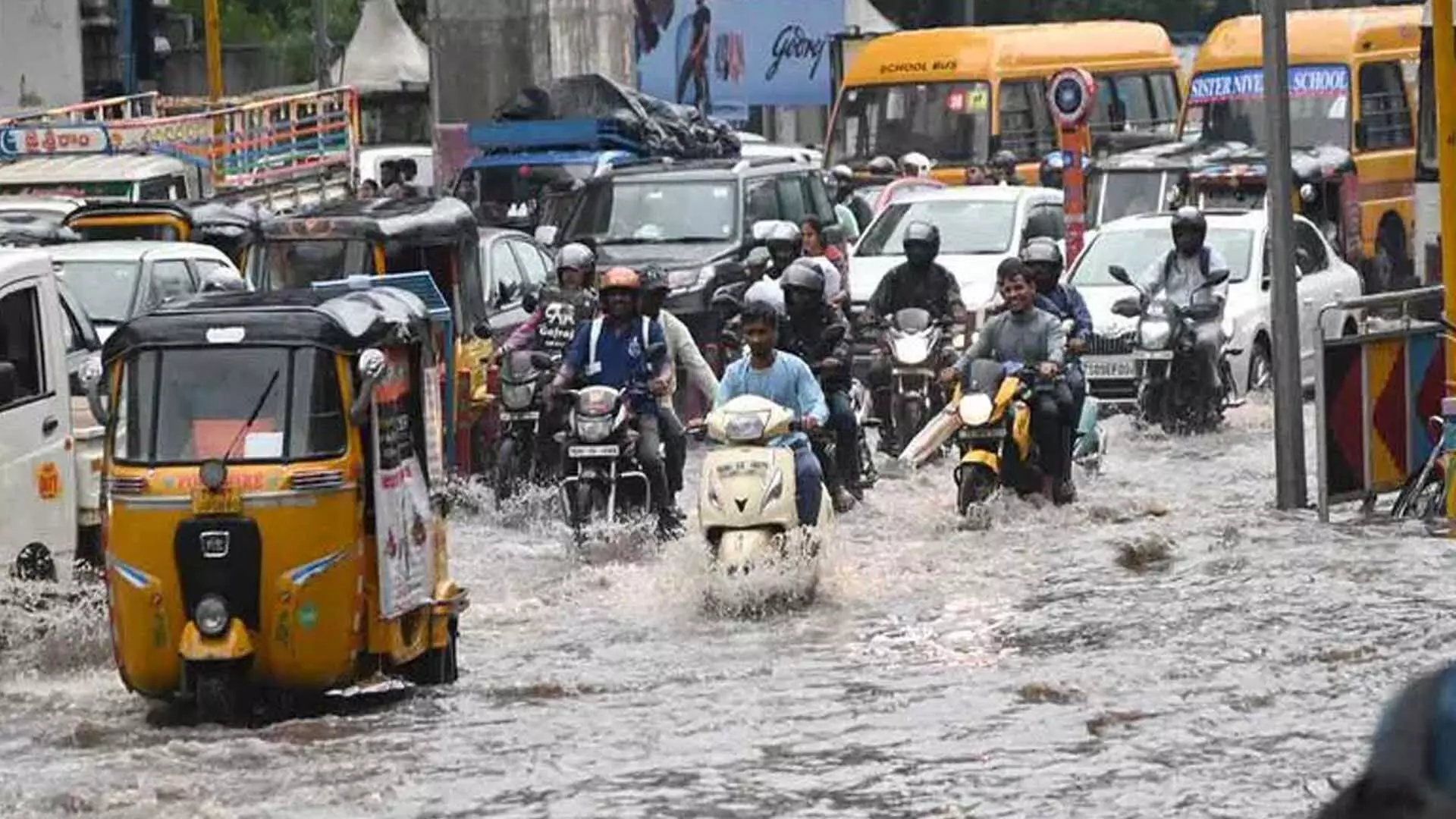 Hyderabad: अचानक हुई बारिश से व्यस्त समय में यातायात प्रभावित