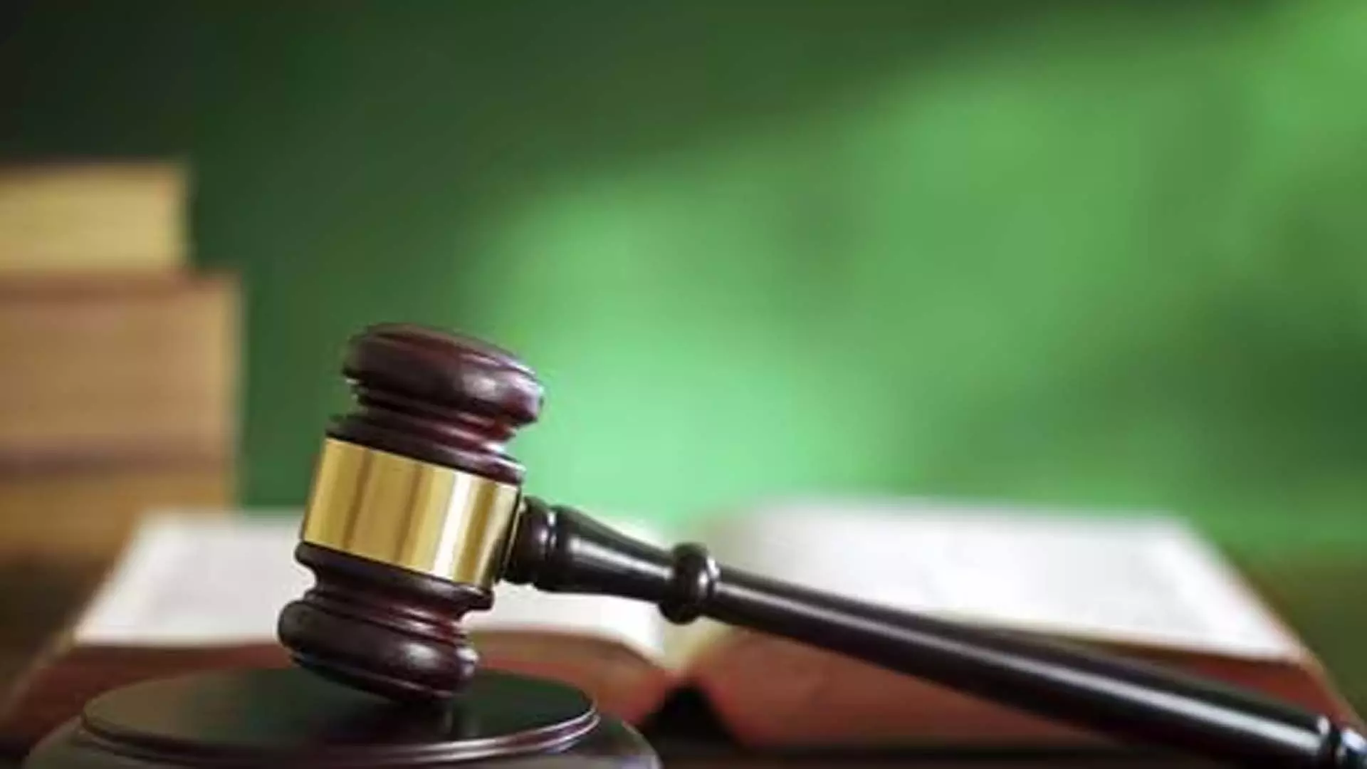 High Court: ने डेयरी कॉलोनियों में नियमों के उल्लंघन पर अधिकारियों को फटकार लगाई