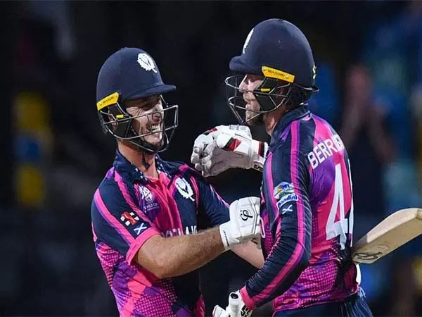 T20 World Cup : लीस्क और बेरिंगटन की शानदार बल्लेबाजी ने नामीबिया को चकमा देकर स्कॉटलैंड को पांच विकेट से जीत दिलाई