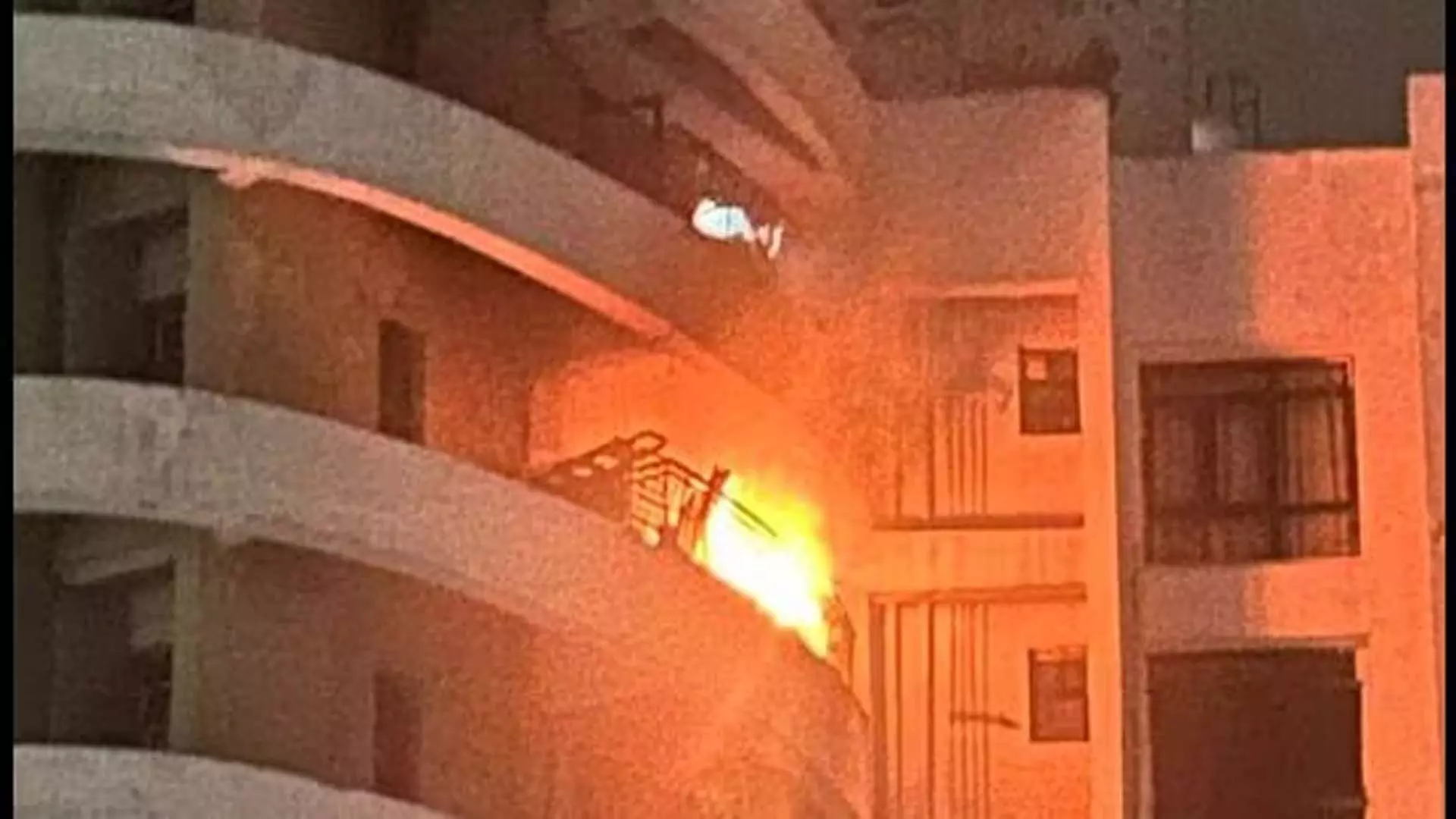 NOIDA: एसी शॉर्ट सर्किट से ऊंची इमारत में लगी आग