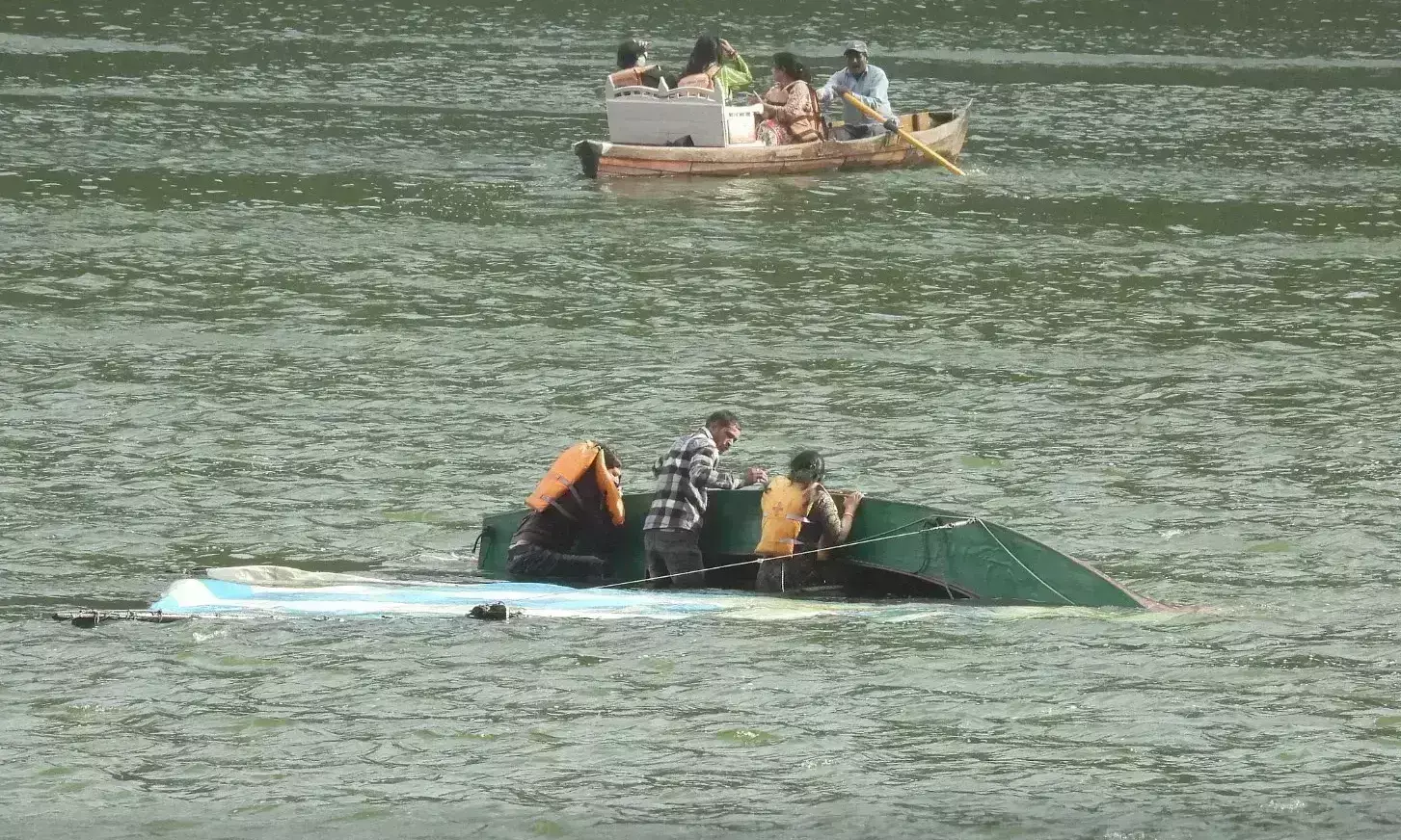 Nainital: तूफान के दौरान नैनी झील में एक नाव पलटी, बाल-बाल बचे पर्यटक