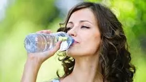 Drinking water: जानिए दिनभर में कितना पानी पीना चाहिए