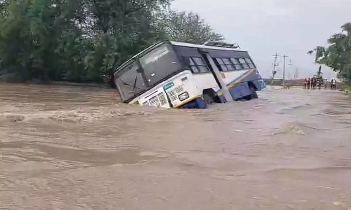 लगातार बारिश ने अविभाजित कुरनूल जिले में तबाही मचा दी