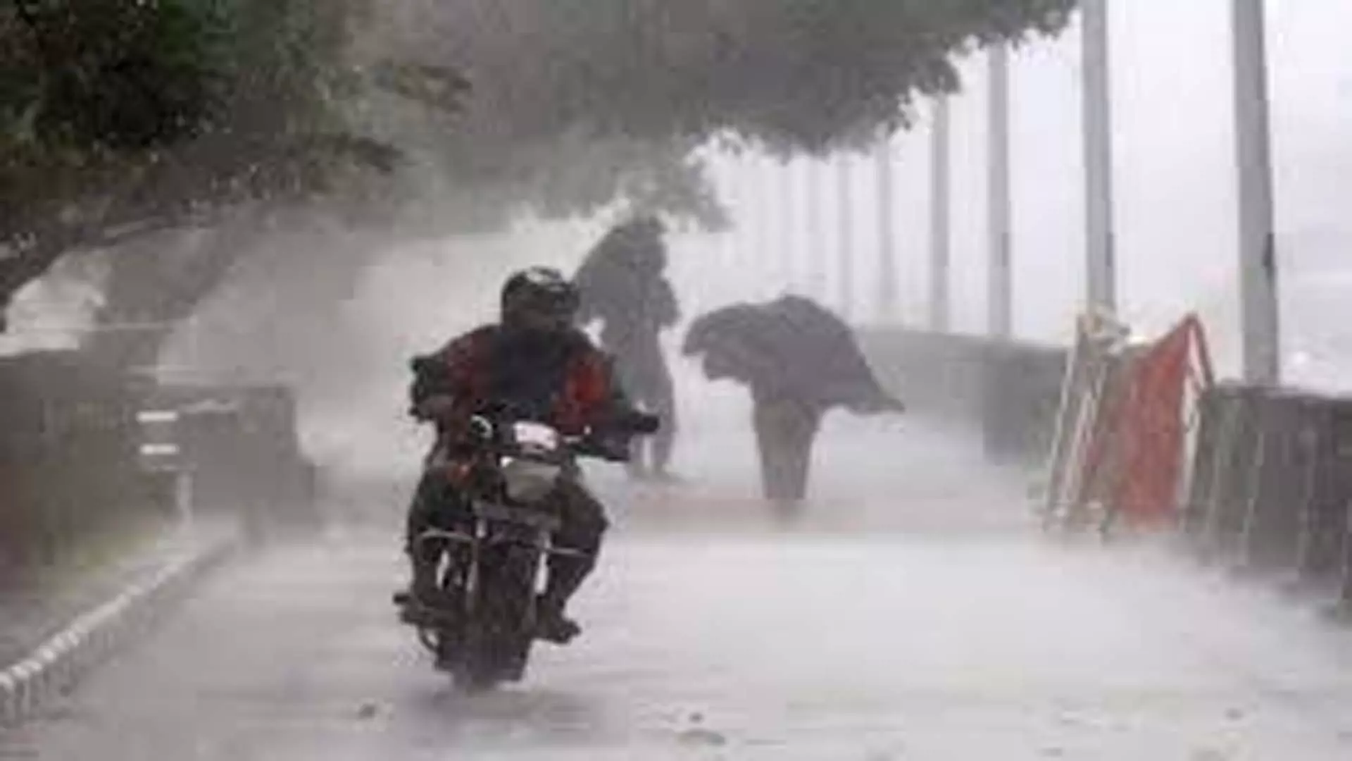 Tamil Nadu News: तमिलनाडु में भारी बारिश से निवासियों को भीषण गर्मी से राहत मिली