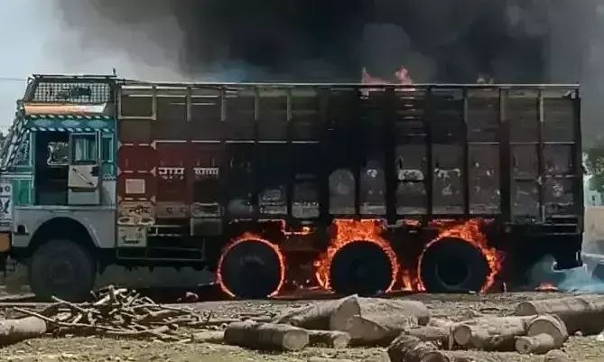 Jhansi: हाईटेंशन लाइन की चपेट में आने से आग का गोला बना ट्रक
