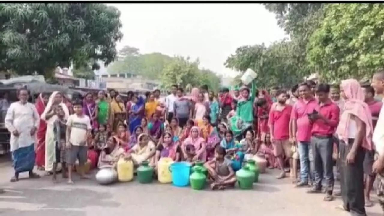 Water supply stopped for weeks: पानी की सप्लाई रुका है एक हफ्ते से ग्रामीणों को आया गुस्सा