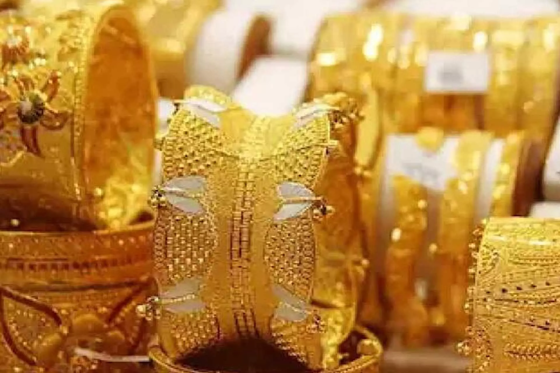 gold prices ;चांदी 1800 रुपये महंगा 700 रुपये बढ़ा 22 कैरेट सोने का भाव