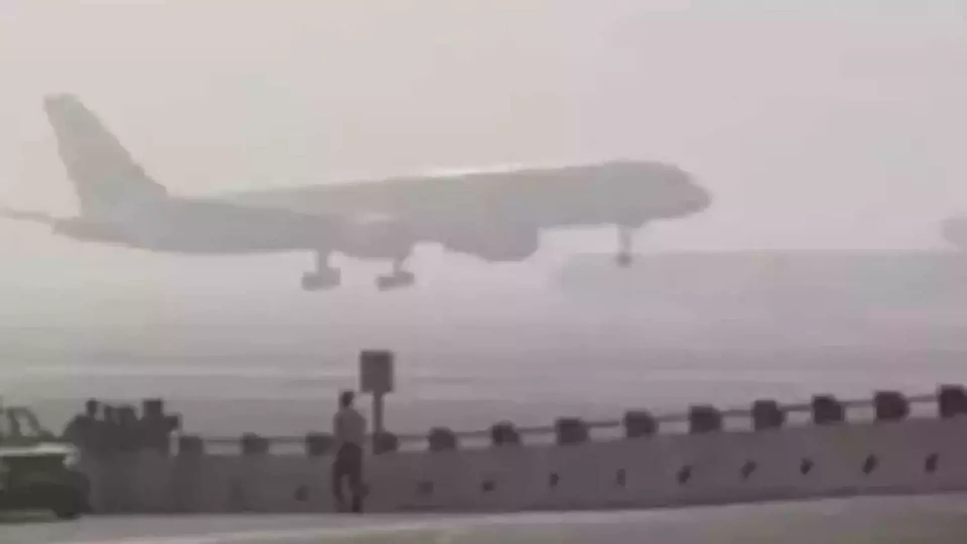 Chennai: भारी बारिश और तूफान के कारण हवाई अड्डे पर 35 उड़ानें विलंबित