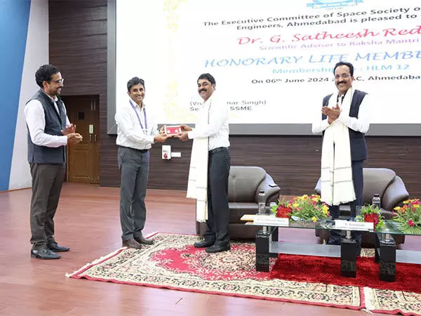 Ahmedabad: पूर्व डीआरडीओ प्रमुख को मानद आजीवन सदस्यता से सम्मानित किया गया