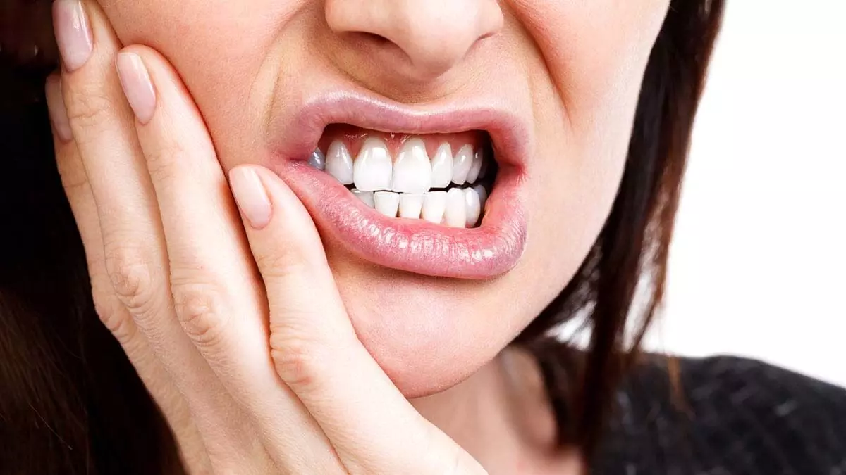 Toothache remedies:  दांतों का दर्द दूर करने के लिए आजमाए ये  घरेलू उपाय